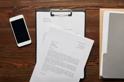 Geschäftsausstattung gestalten – Briefpapier und Dokumente auf Schreibtisch